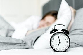 Ύπνος: Πατήστε snooze και γλιτώστε από 5 σοβαρές παθήσεις - Τι κερδίζουν όσοι κοιμούνται παραπάνω τα Σαββατοκύριακα